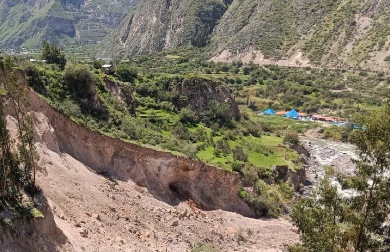 Deslizamiento por lluvias destruye canales de riego y afecta cultivos en Huaynacotas