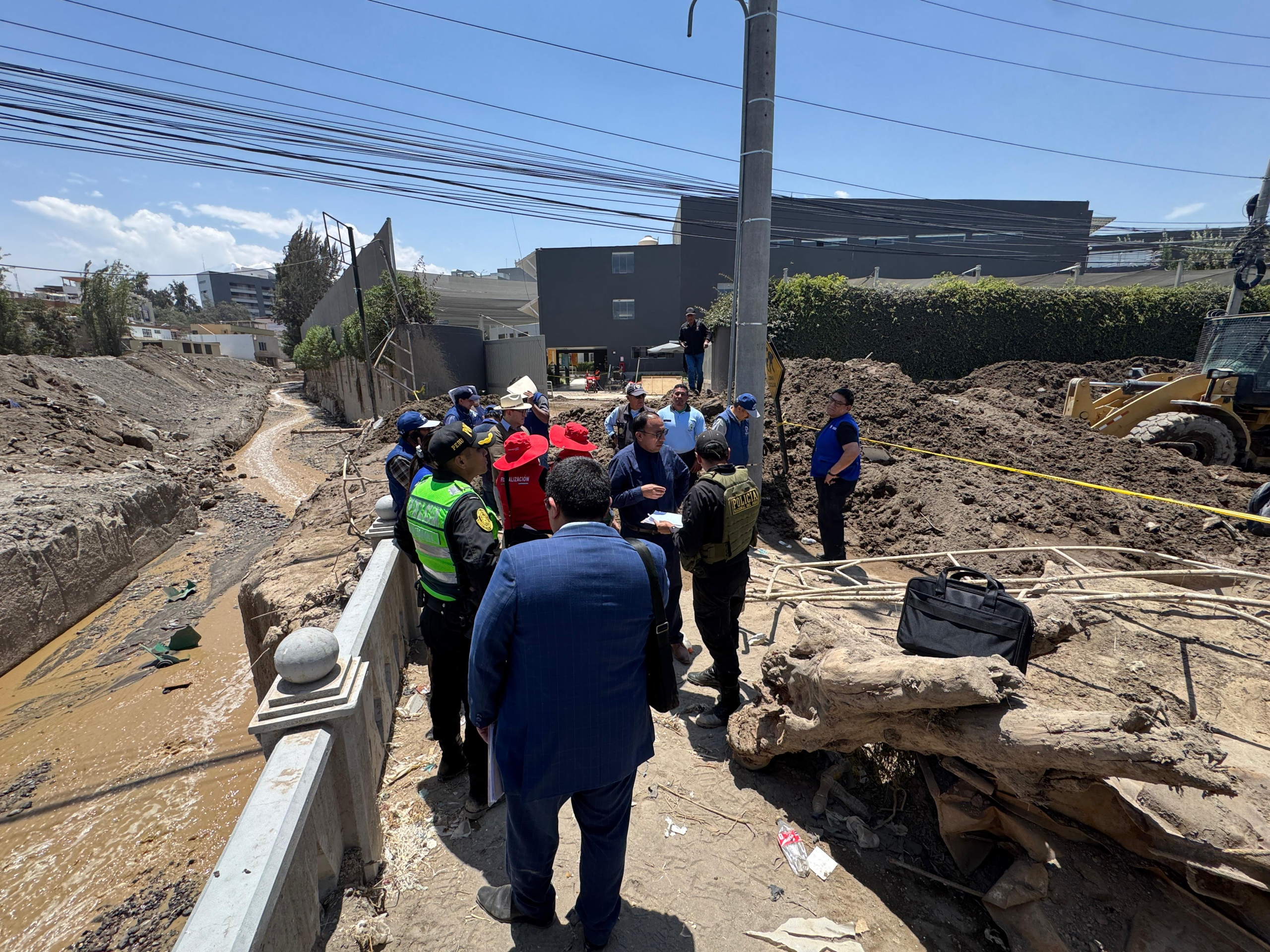 Denuncian al colegio Lord Byron por dejar barro cerca al cauce de la torrentera Chullo