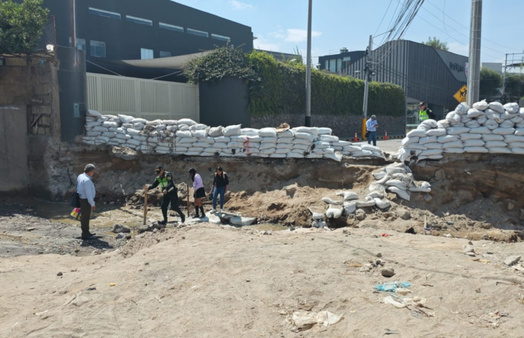 Pobladores cruzan torrentera tras demora en instalación de puente Bailey