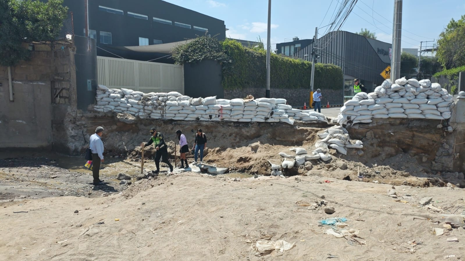 Pobladores cruzan torrentera tras demora en instalación de puente Bailey