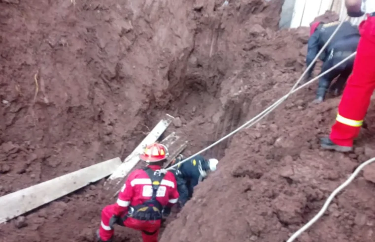 Rescatan con vida a dos obreros sepultados por derrumbe en excavación