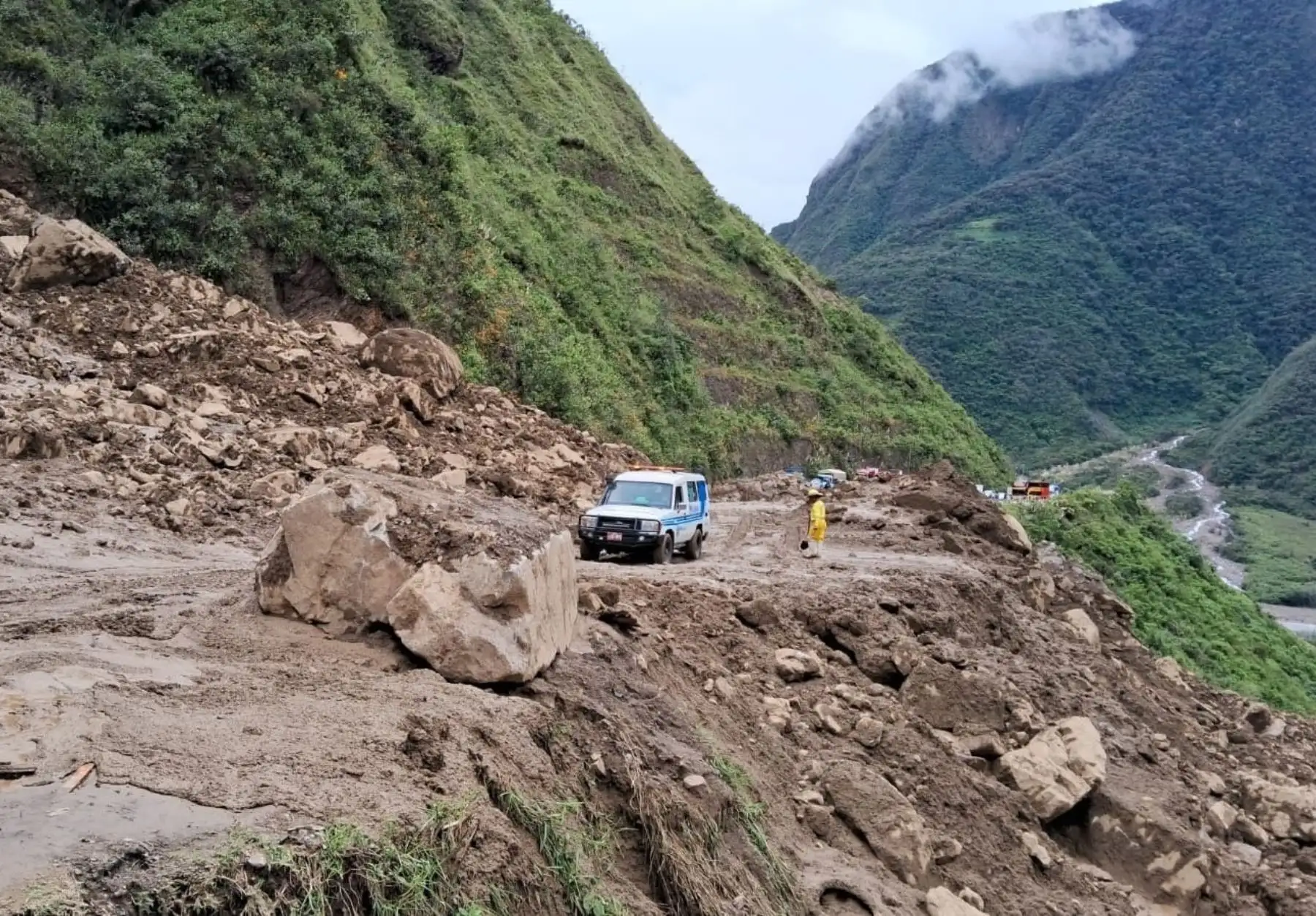 Tránsito restringido en la Interoceánica tras deslizamiento de rocas y lodo