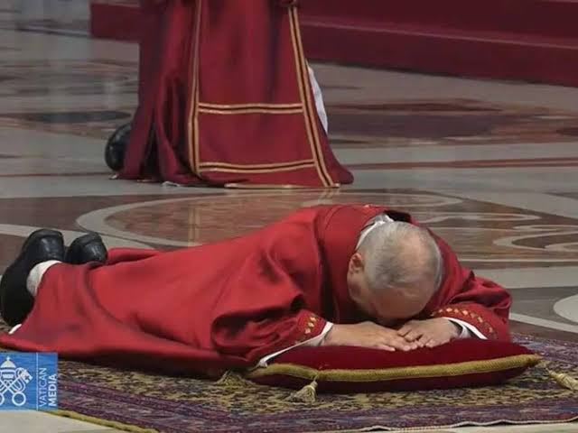 León XIV revive tradición del Viernes Santo y reza tendido en el suelo