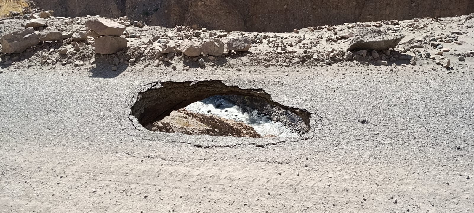 Colapso en la vía AR-106 pone en riesgo la conexión y seguridad en Castilla