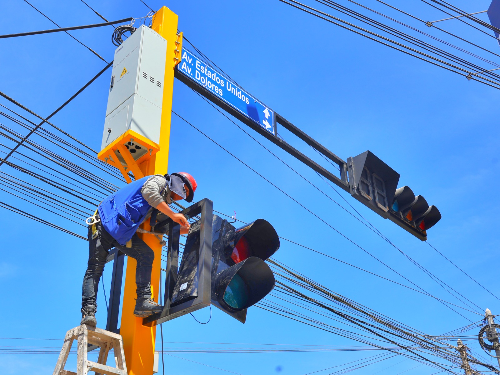 Bustamante implementa semaforización inteligente para la seguridad del peatón
