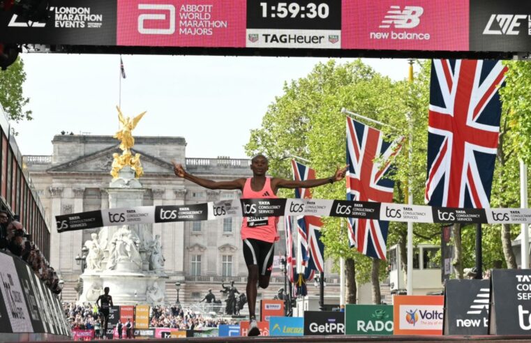 Keniano Sawe hace historia corriendo maratón en menos de dos horas