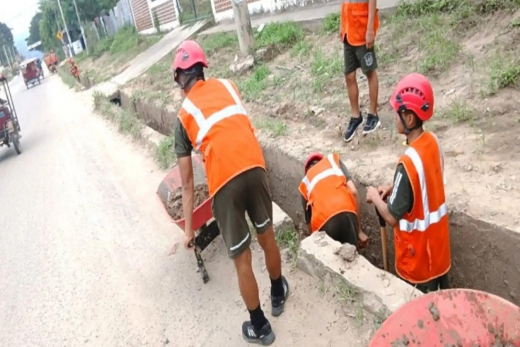 Personal del Ejército rehabilita vías dañadas por fuertes lluvias