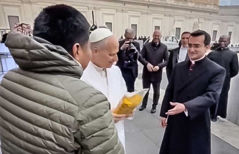 Chifles llegan al Vaticano y sorprenden al papa León XIV
