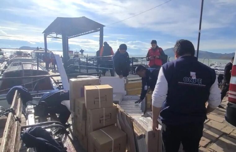 Trasladan material electoral a islas Taquile y Amantaní