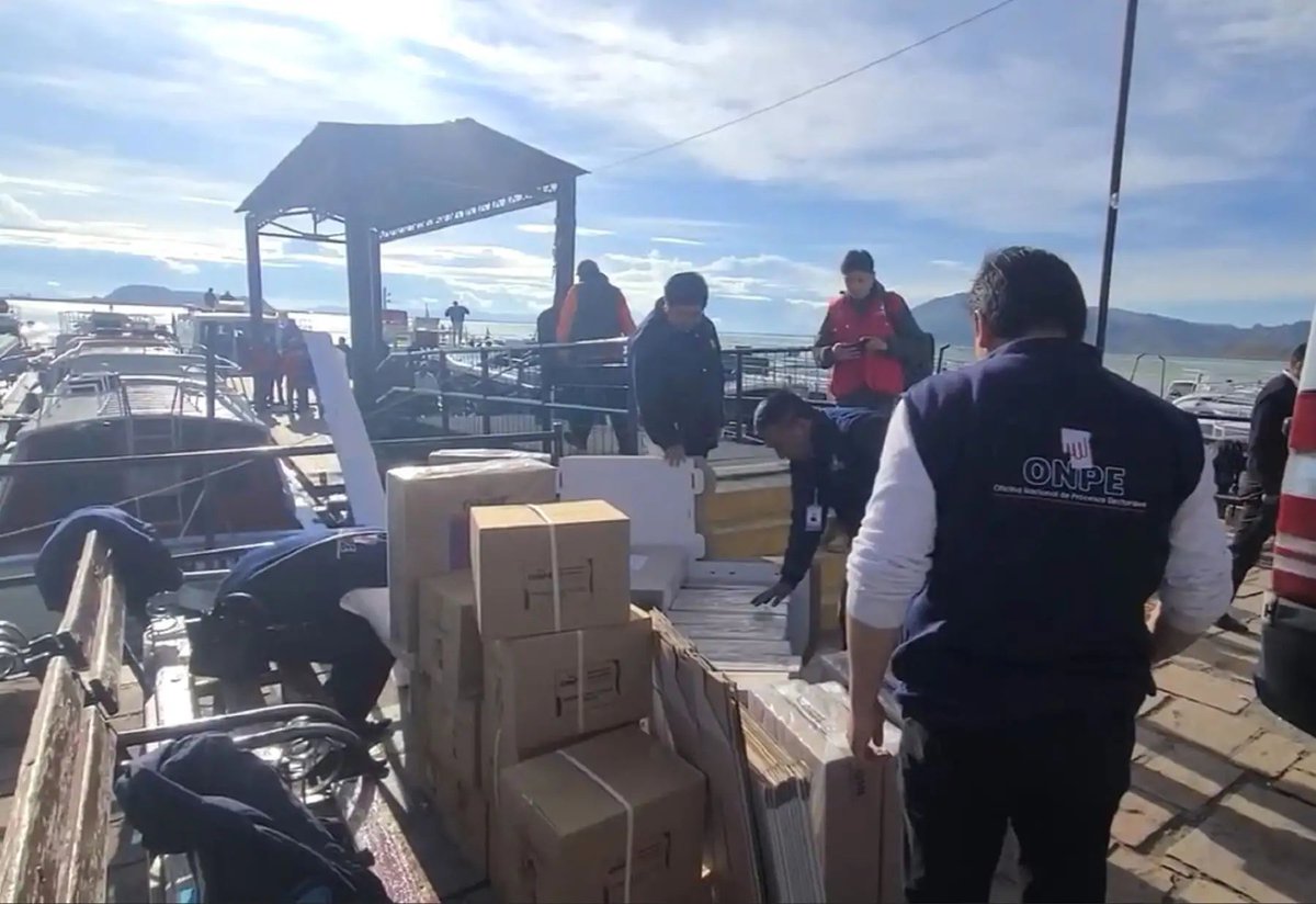 Trasladan material electoral a islas Taquile y Amantaní