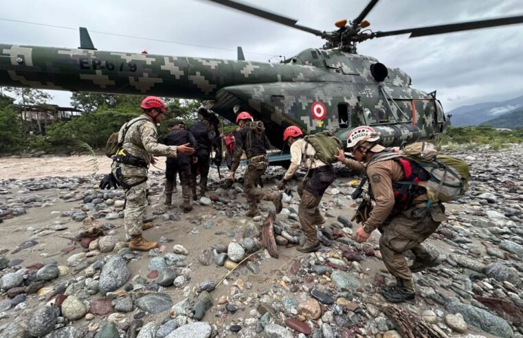 Ejército rescata a familia afectada por lluvias en la Selva Central