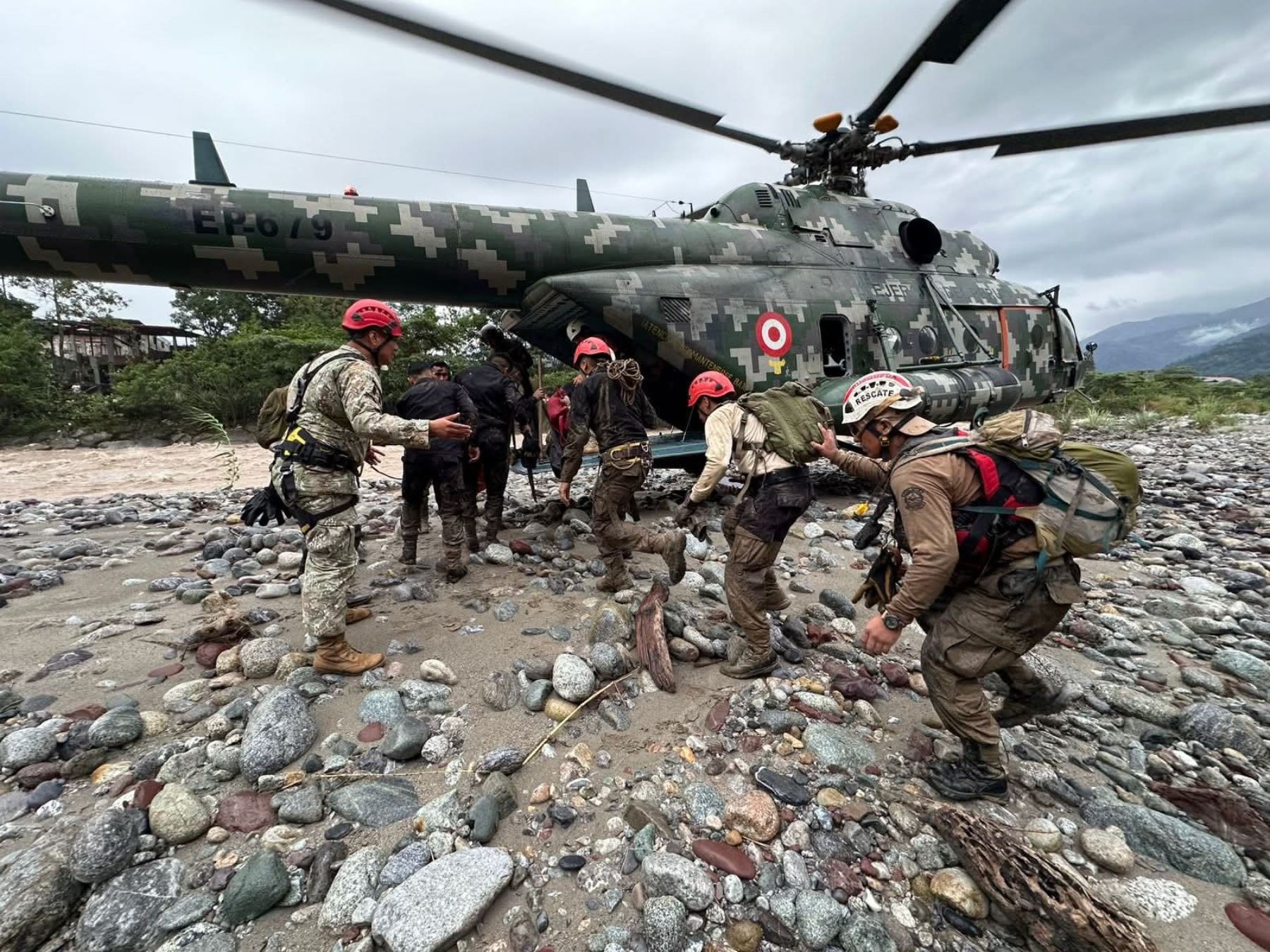 Ejército rescata a familia afectada por lluvias en la Selva Central