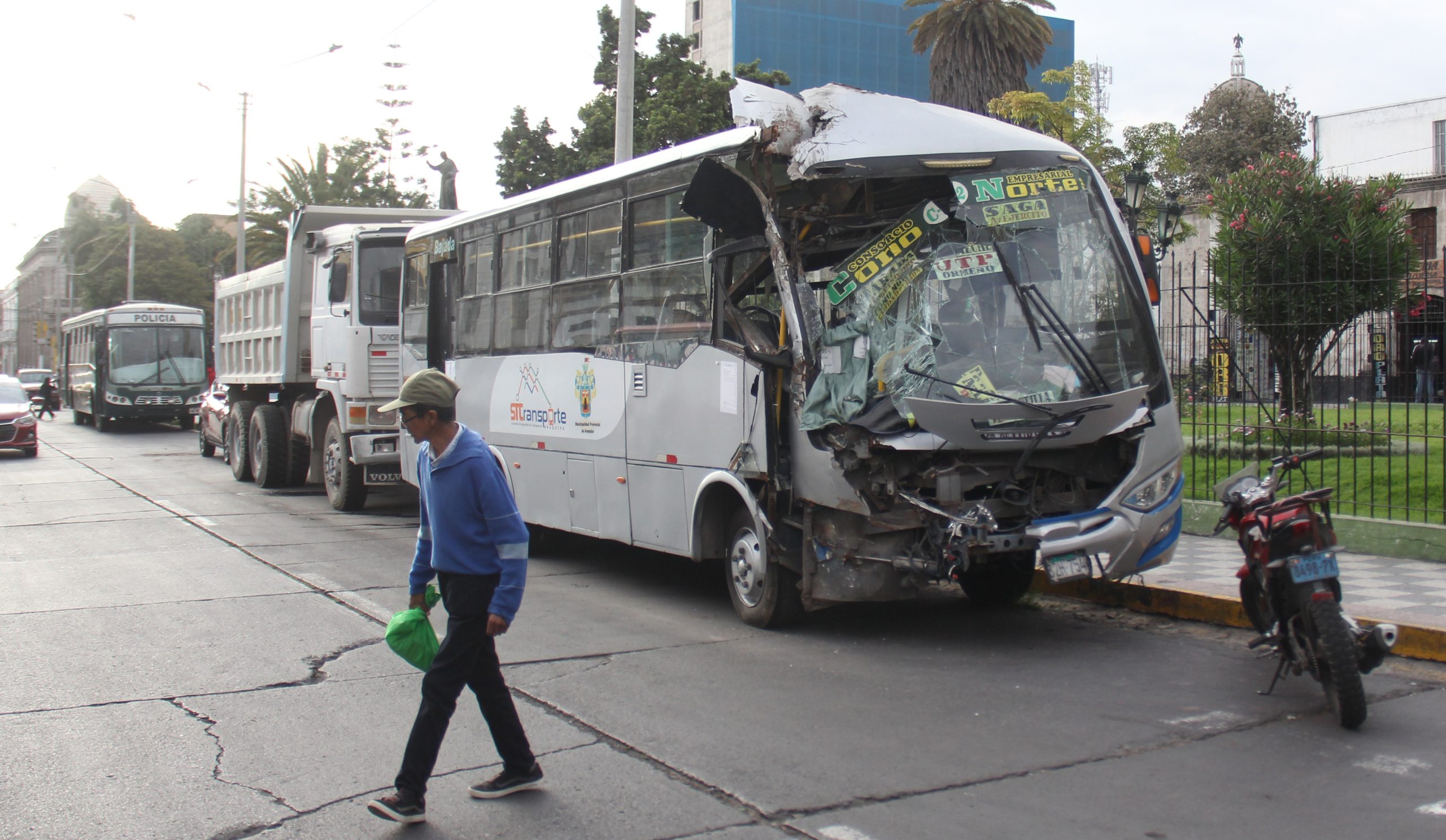 Vehículos siniestrados invaden parque Duhamel en pleno centro de la ciudad