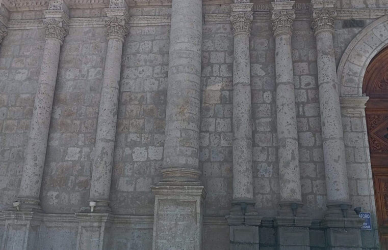 Arrojan huevo contra la Basílica Catedral de Arequipa