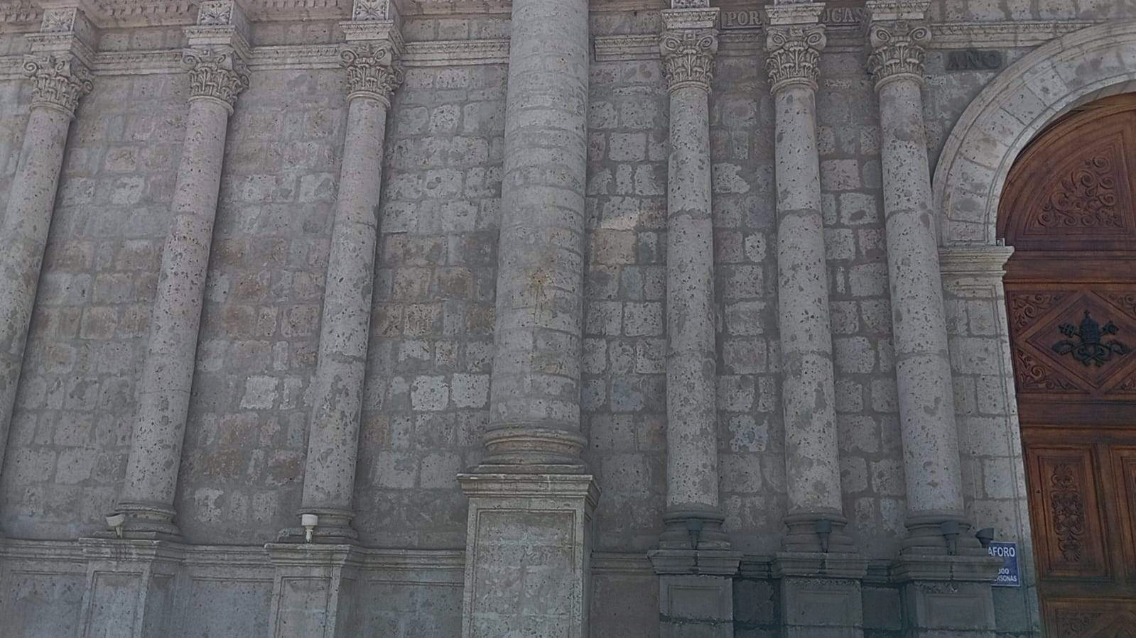 Arrojan huevo contra la Basílica Catedral de Arequipa
