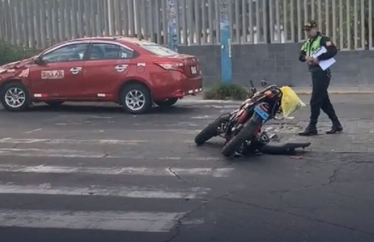 Motociclista muere tras choque con taxi en la avenida Independencia