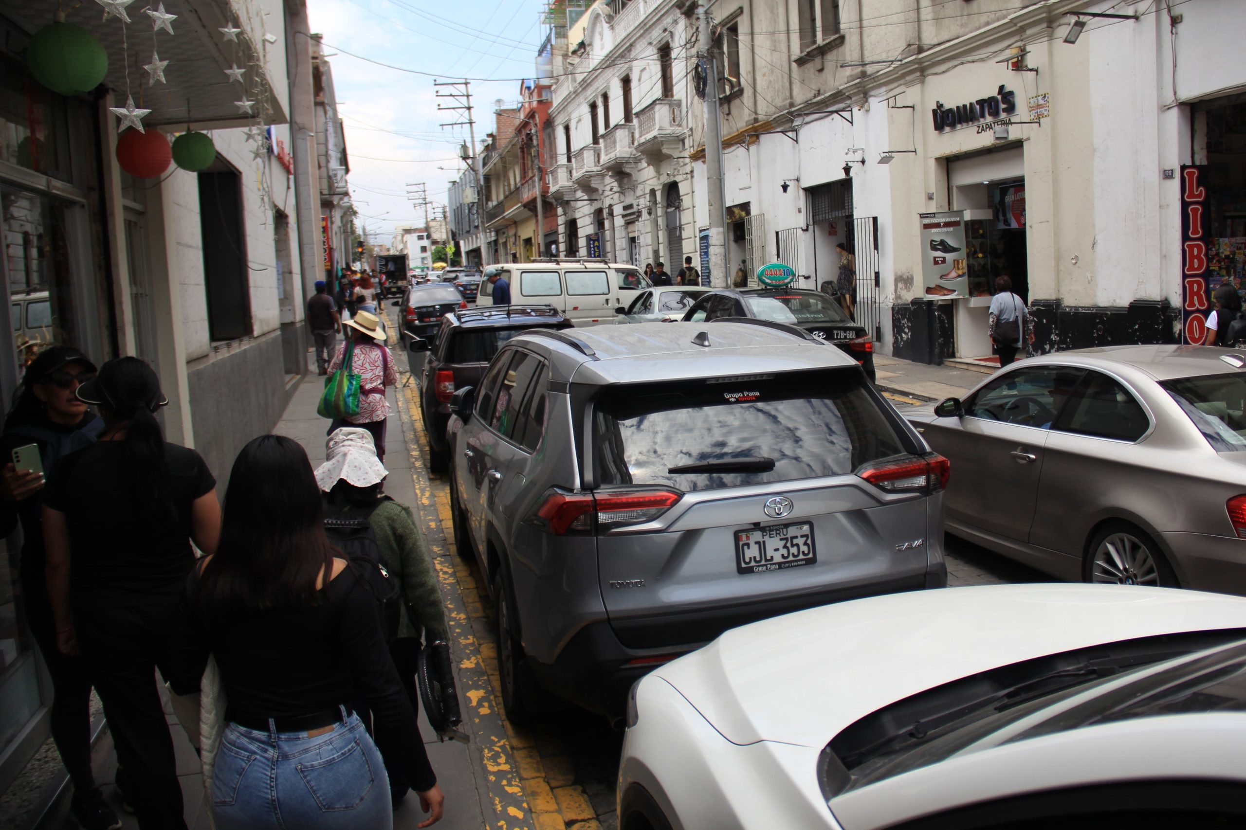 Las calles del Centro Histórico siguen siendo una playa de estacionamiento
