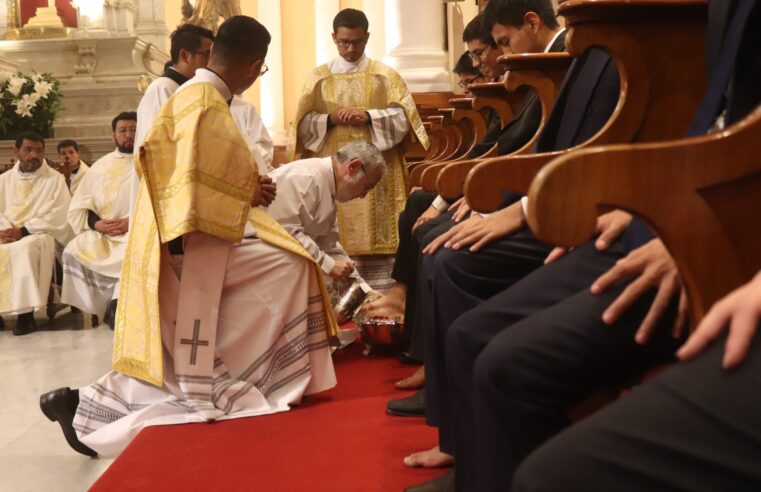 TRIDUO PASCUAL CON LAVATORIO DE PIES A SEMINARISTAS EN LA CATEDRAL