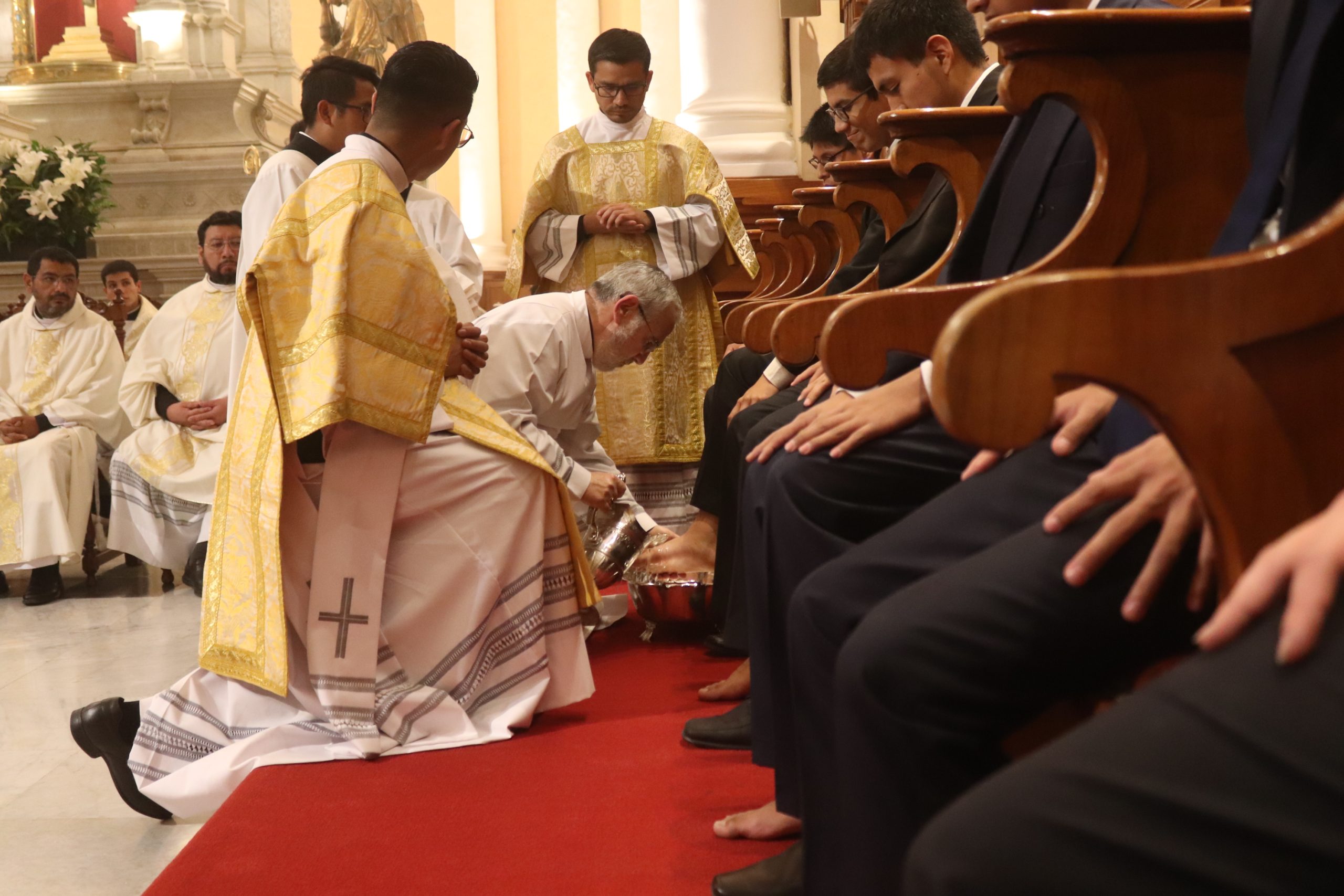 TRIDUO PASCUAL CON LAVATORIO DE PIES A SEMINARISTAS EN LA CATEDRAL
