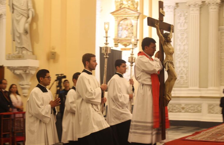 FIELES MEDITARÁN CON LA CRUZ DE JESÚS