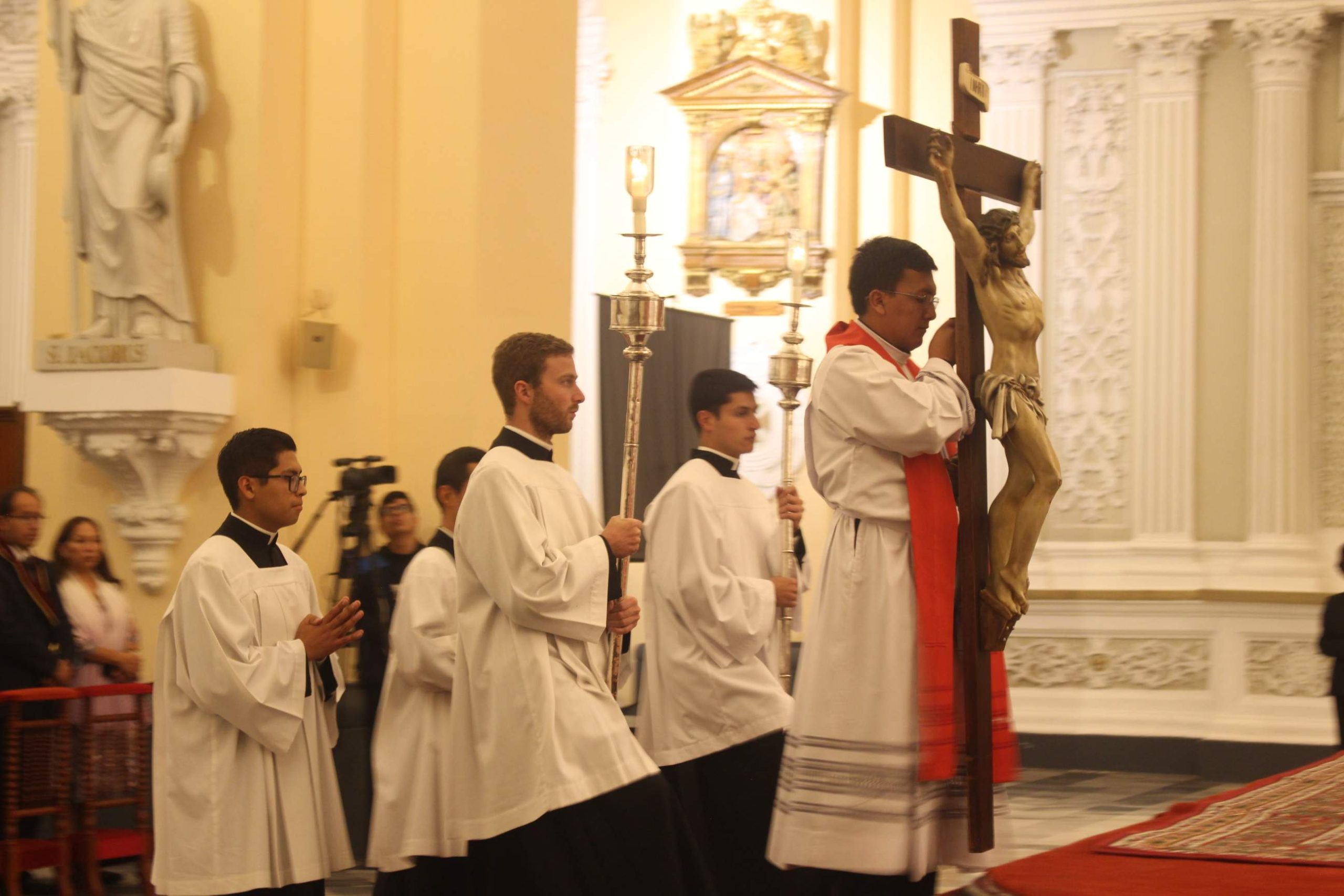 FIELES MEDITARÁN CON LA CRUZ DE JESÚS
