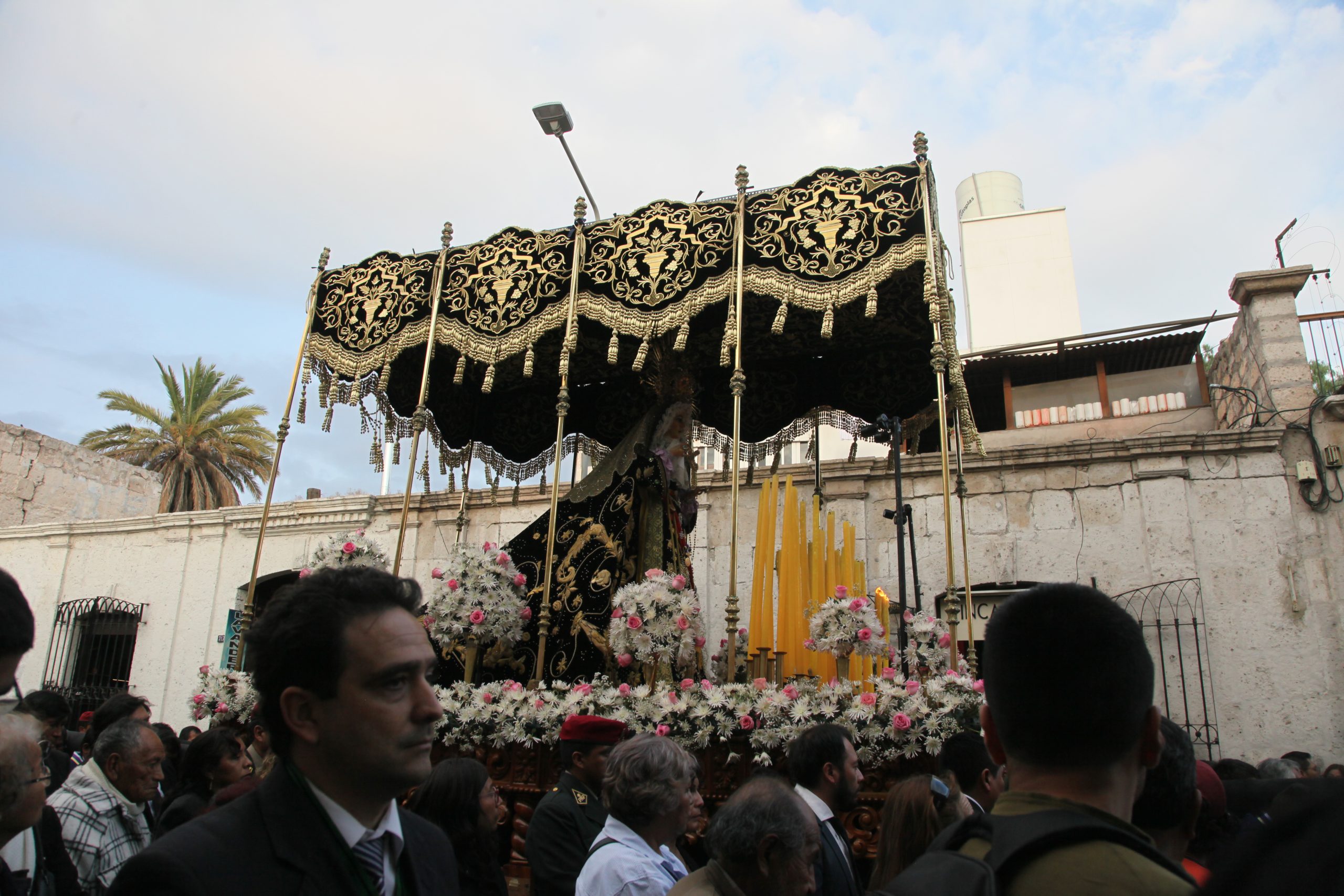 FIELES SE UNIERON EN VIGILIAS EN LA NOCHE SANTA
