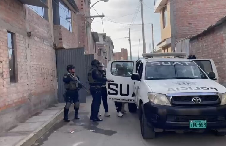 Capturan a dos presuntos extorsionadores tras allanamiento en Socabaya
