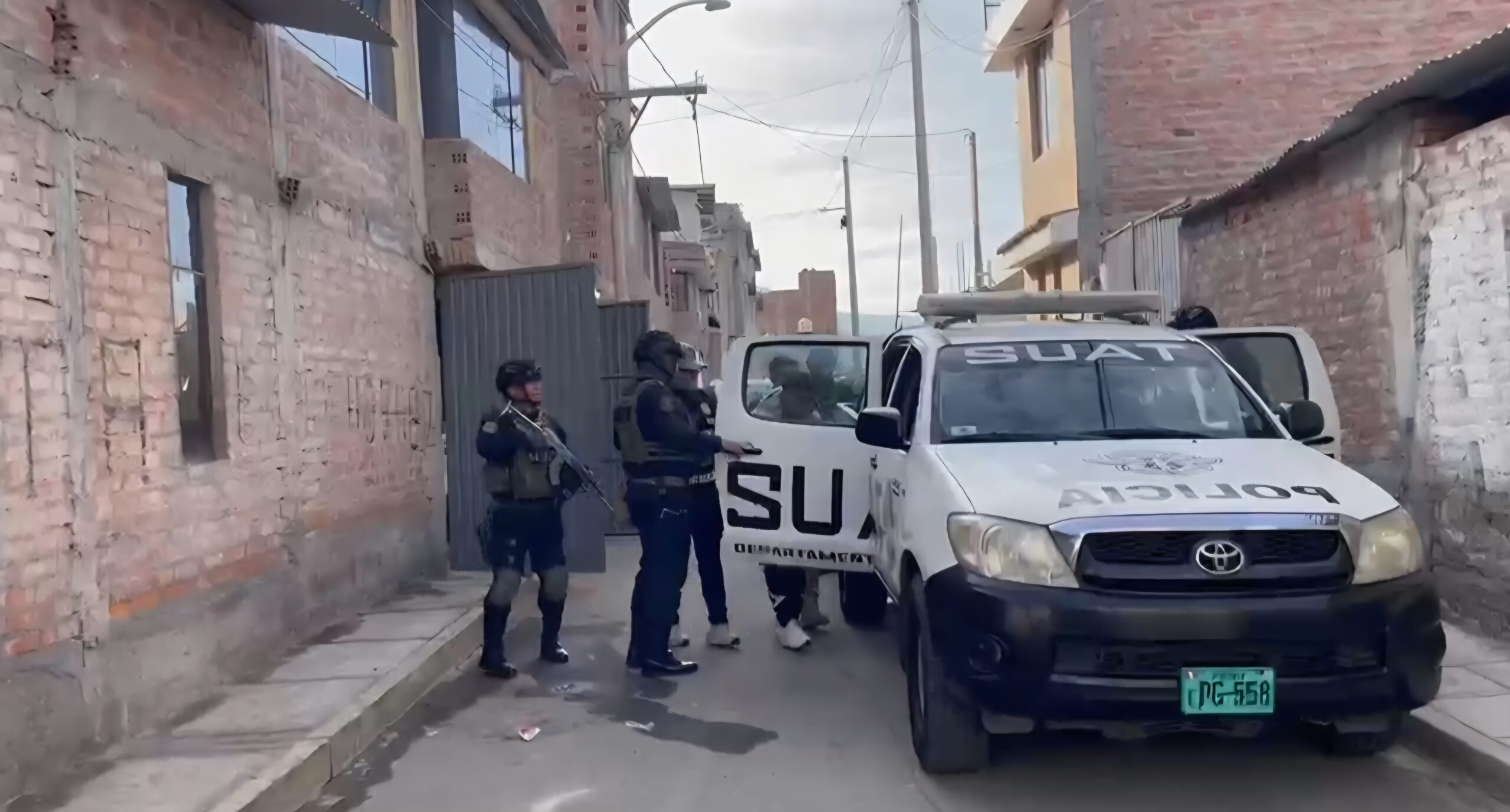Capturan a dos presuntos extorsionadores tras allanamiento en Socabaya