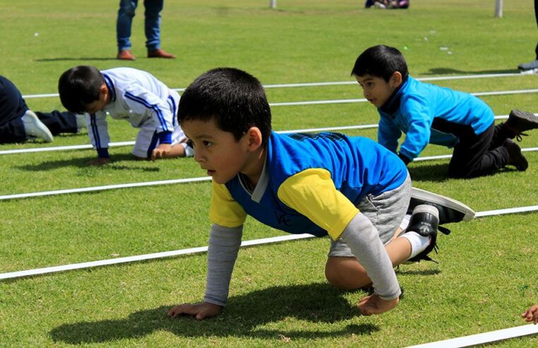 Cientos de niños dan sus primeros pasos en el deporte.
