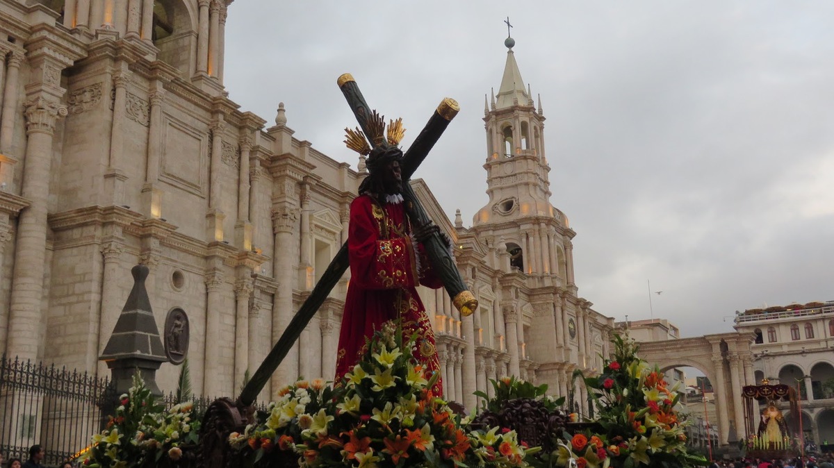 LAS PROCESIONES, CUANDO AREQUIPA SE ASEMEJA A SEVILLA