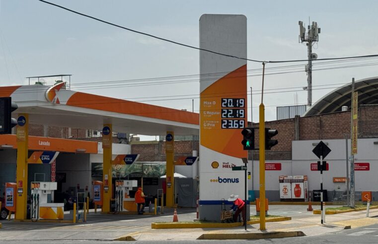 Precios de combustibles aumentan y caída internacional aún no se refleja