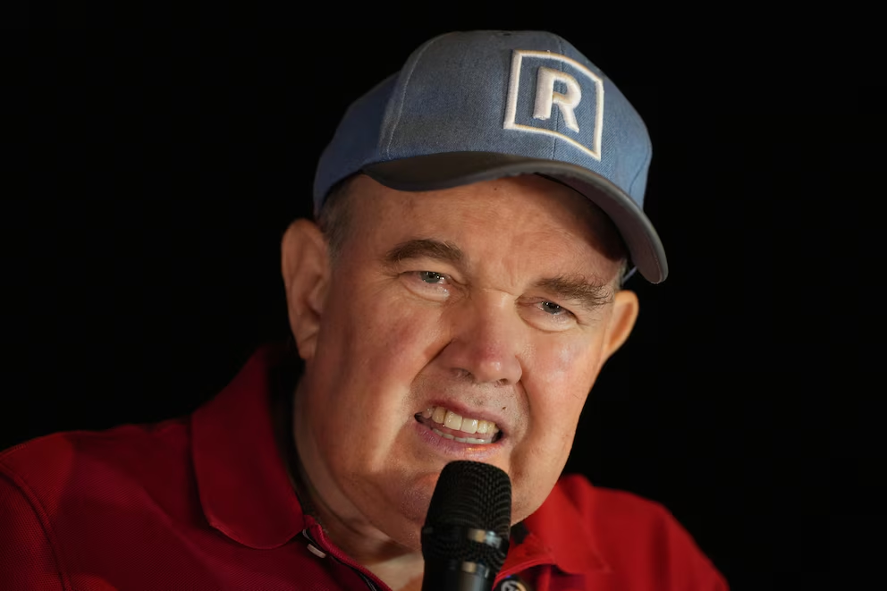 Errores de López Aliaga abren espacio a Roberto Sánchez