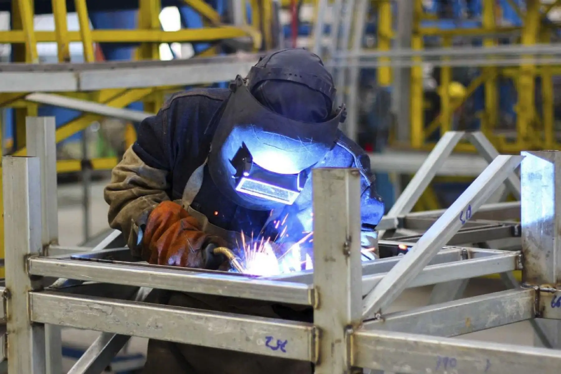 Industria  crece 2.7% en febrero impulsada por avance de bienes de capital