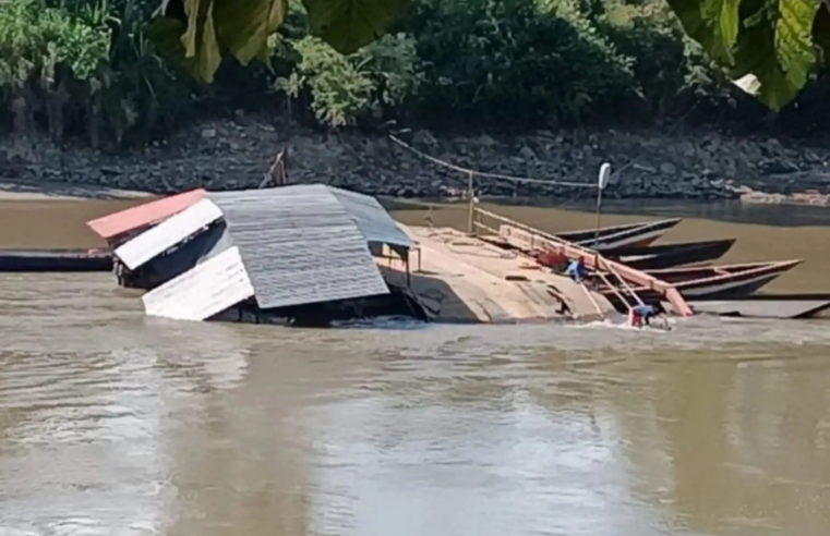 Tráiler con más de 35 toneladas de maíz se hunde en el río Huallaga