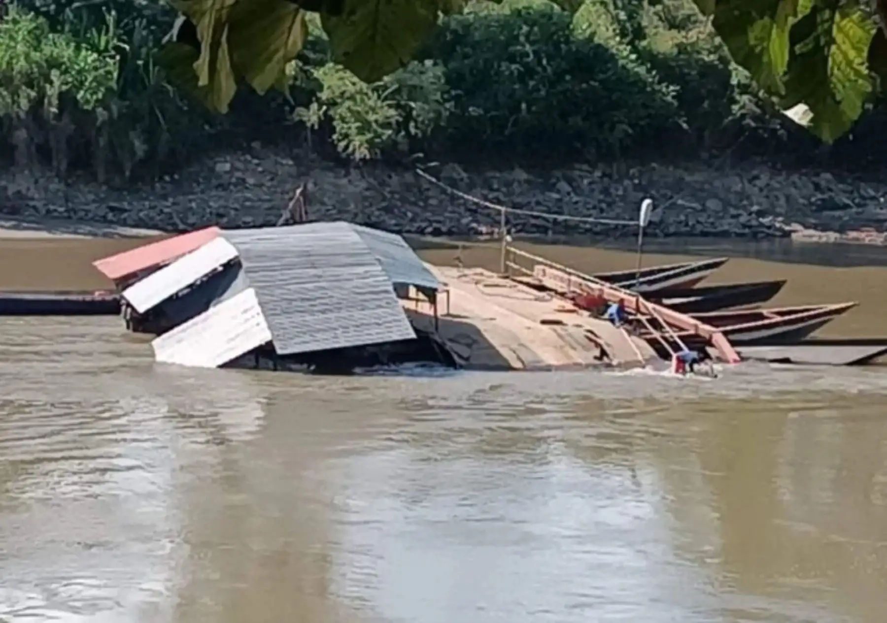 Tráiler con más de 35 toneladas de maíz se hunde en el río Huallaga