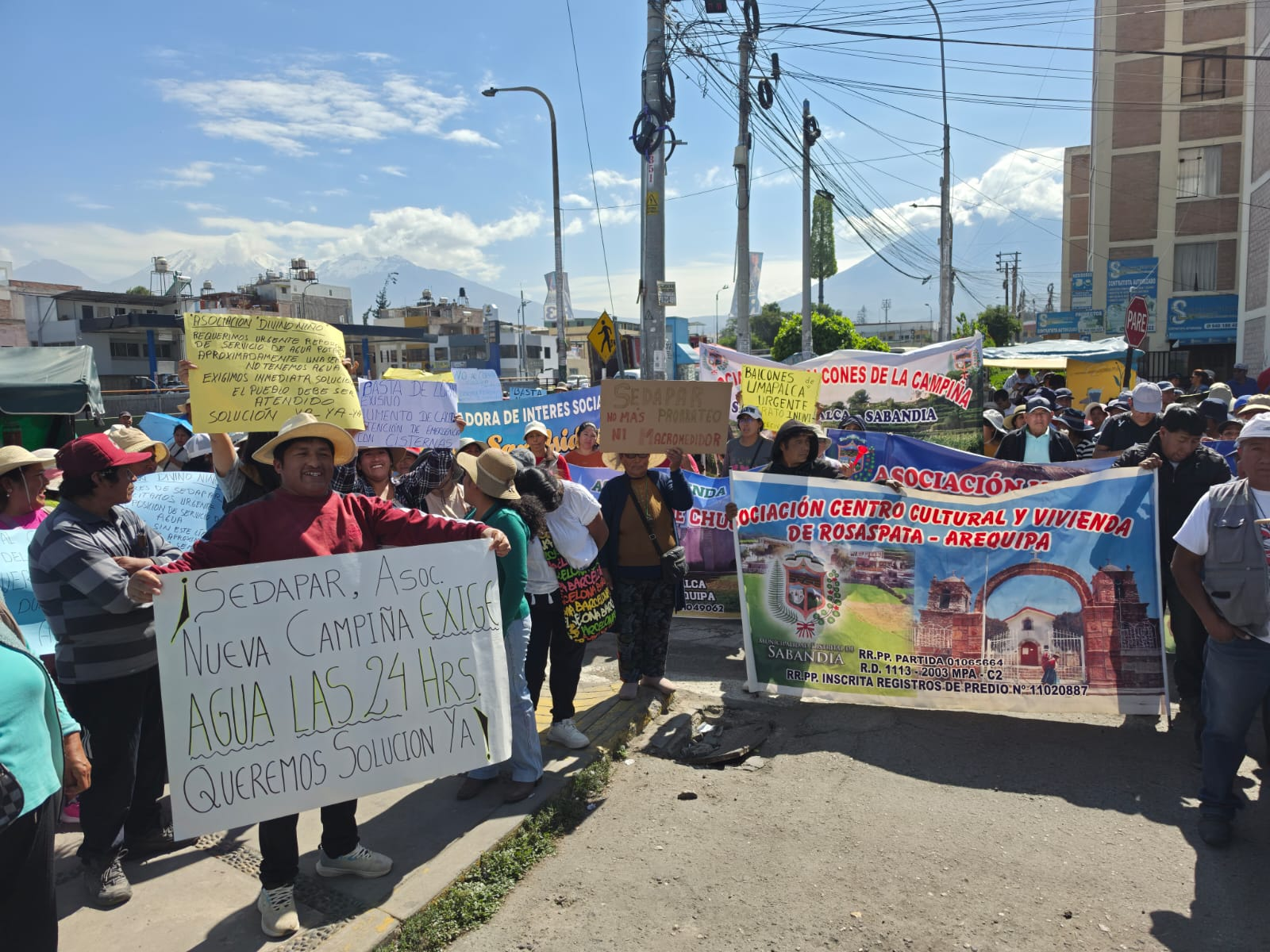 Vecinos de La Campiña Lara protestan por cinco días sin agua