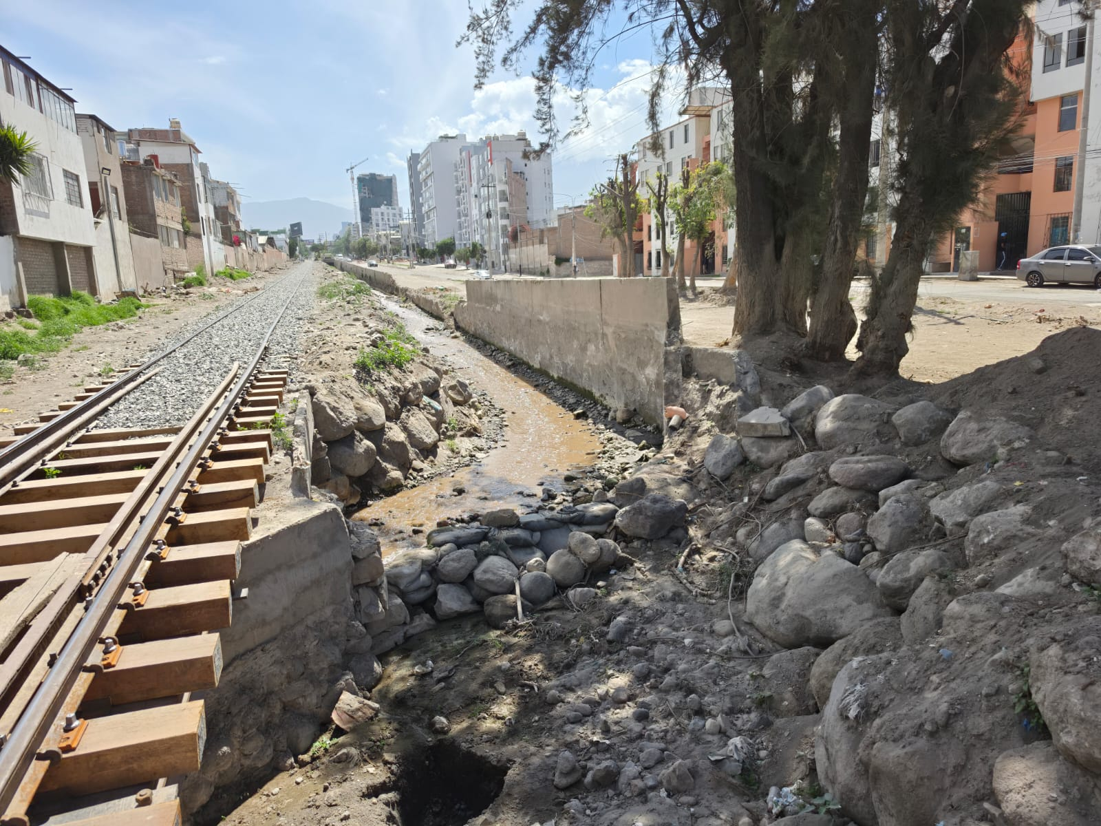 Flora Tristán queda vacía tras desborde de torrentera Chullo