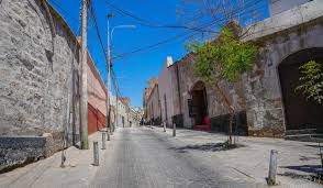 Calle Beaterio luce una renovada imagen con instalación de maceteros con geranios