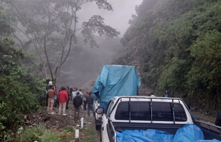 Deslizamiento deja cientos de vehículos varados en el VRAEM