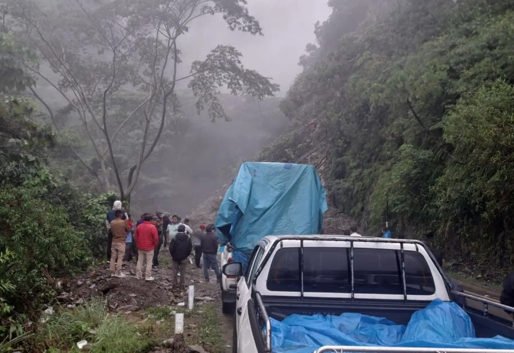 Deslizamiento deja cientos de vehículos varados en el VRAEM