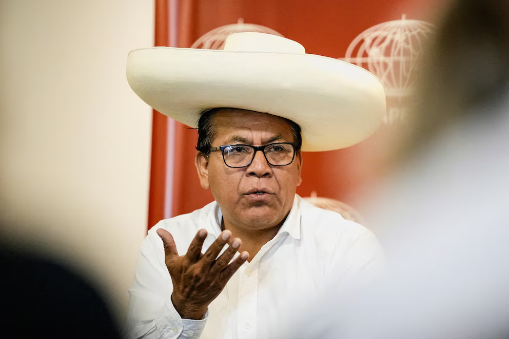 Sánchez amplía ventaja sobre López Aliaga con 30 mil votos de diferencia