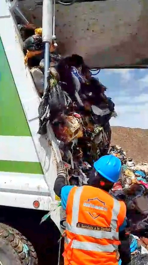 Recuperan mochila con 7 mil dólares tras ser arrojada a la basura en Bustamante y Rivero