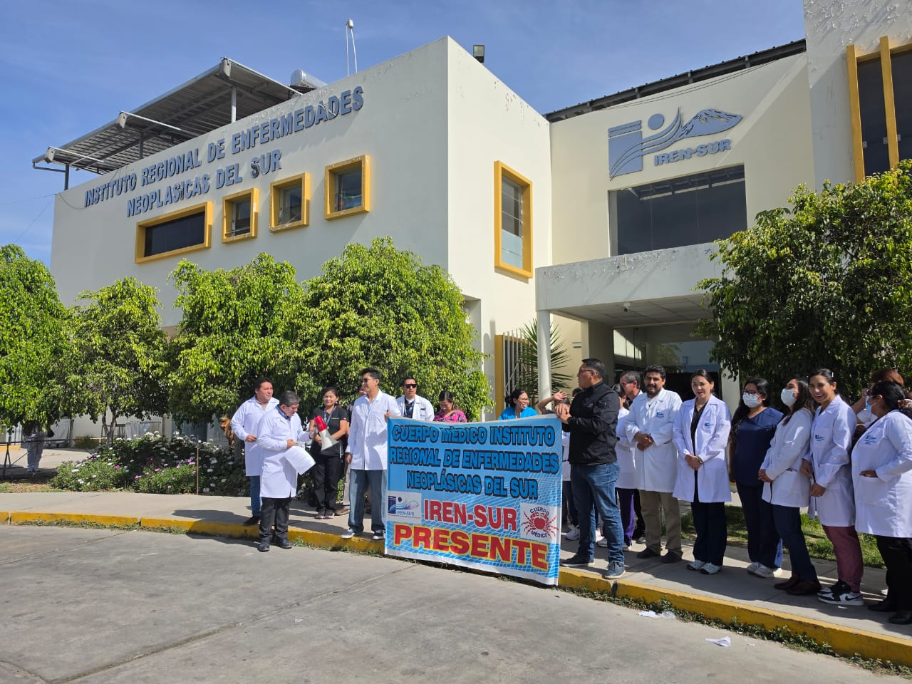 Médicos protestan por falta de especialistas en IREN SUR