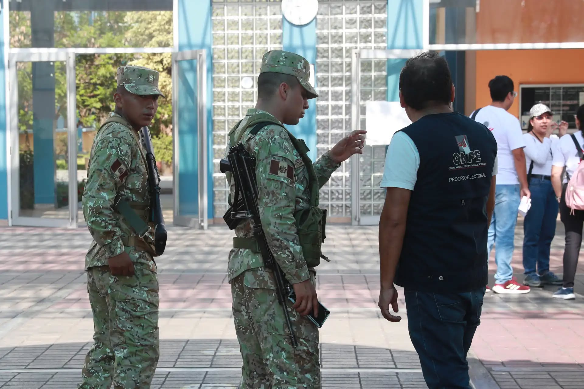 Más de 3 mil militares resguardan locales de votación en Arequipa