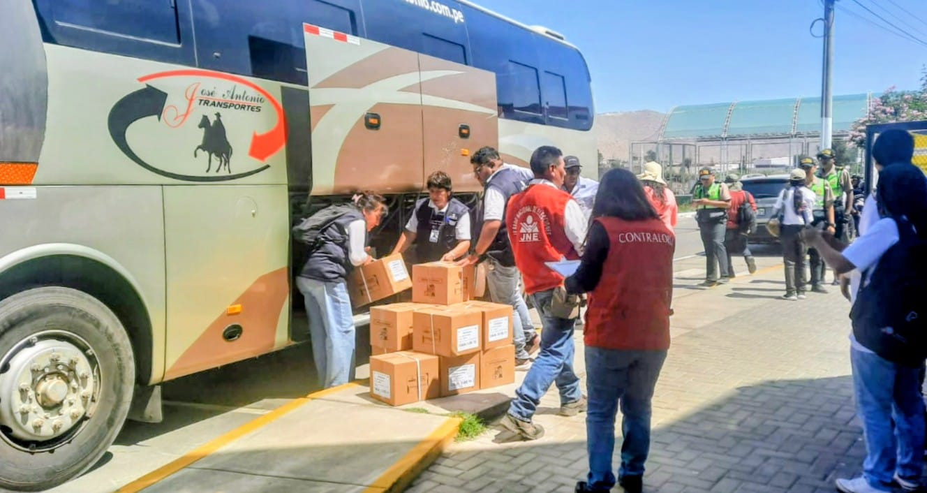 Contraloría supervisa despliegue de material electoral a locales de votación