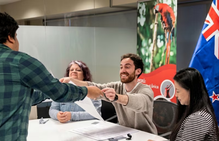 Inician las Elecciones 2026: peruanos en Nueva Zelanda abren la jornada electoral