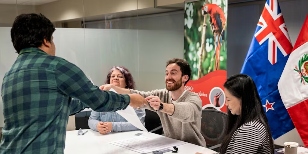 Inician las Elecciones 2026: peruanos en Nueva Zelanda abren la jornada electoral