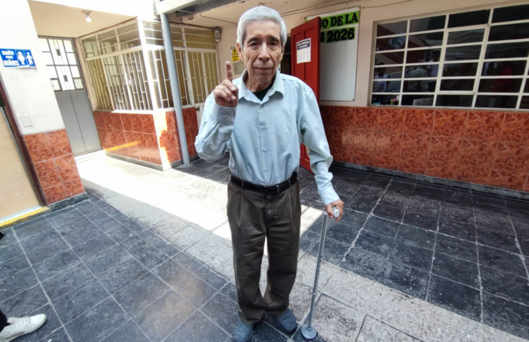 Sin obligación ni sanción, adultos mayores acuden a las urnas en Arequipa