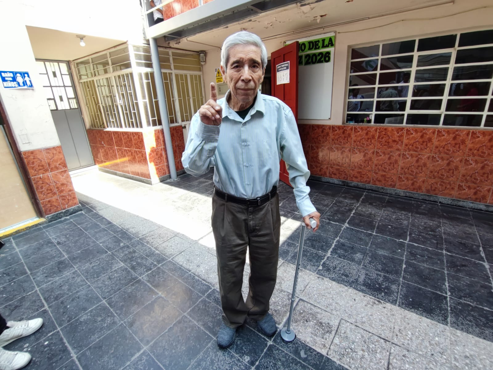 Sin obligación ni sanción, adultos mayores acuden a las urnas en Arequipa