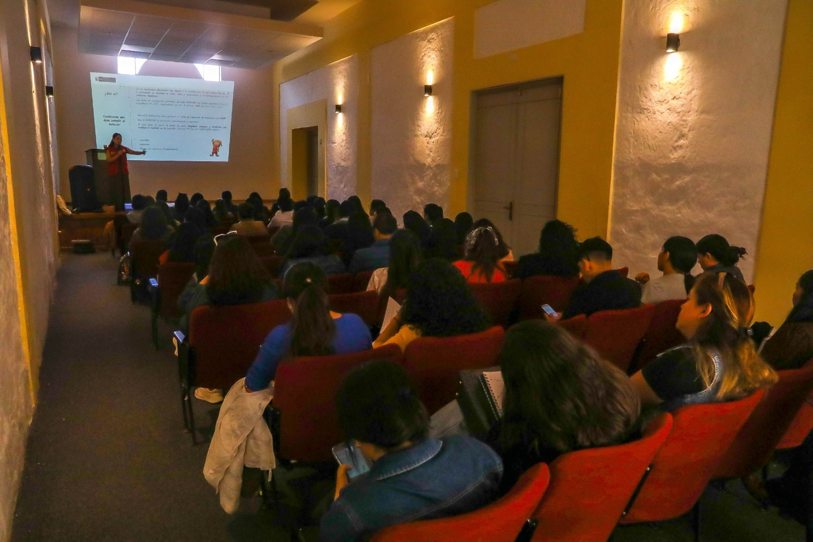 Viceministro de MYPE destaca capacitación en IA para emprendedores en Arequipa